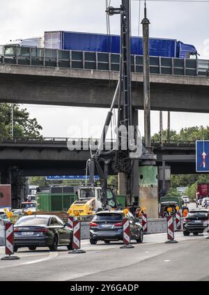 Grande carro di perforazione presso lo svincolo autostradale Duisburg-Kaiserberg, ricostruzione completa e nuova costruzione dello svincolo A3 e A40, tutti ponti Foto Stock