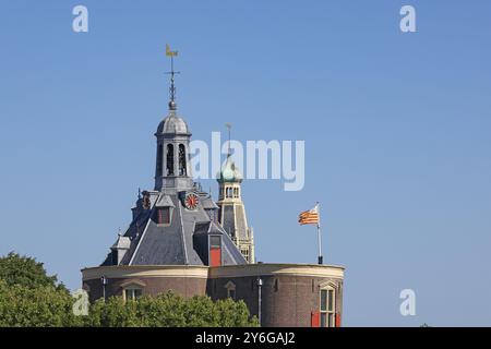 Centro storico di Enkhuizen, guglie del Drommedaris, ex torre di difesa all'ingresso del porto di Enkhuizen e Zuiderker Foto Stock