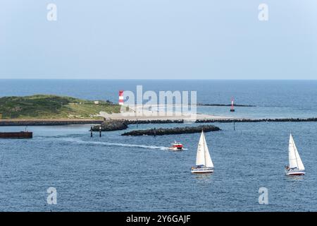 Spiaggia sud con faro, duna dell'isola offshore di Helgoland, traghetto per dune, barche a vela, Mare del Nord, distretto di Pinneberg, Schleswig-Holstein, Foto Stock