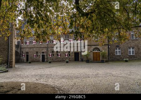 Castello di Broich sulla riva occidentale della Ruhr vicino al centro della città, la fortificazione è in parte la più antica fortificazione medievale di cui si è conservata Foto Stock