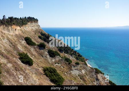 Splendida vista dalle colline fino al mare nel sud dell'isola di Corfù, in Grecia Foto Stock