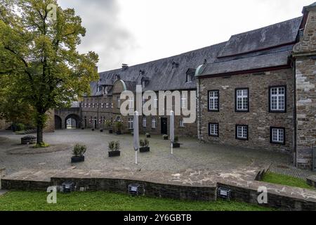 Castello di Broich sulla riva occidentale della Ruhr vicino al centro della città, la fortificazione è in parte la più antica fortificazione medievale di cui si è conservata Foto Stock