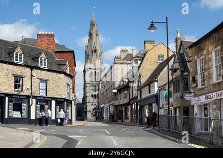 Guardando verso la St Mary's Church nel centro di Stamford, la prima area protetta dell'Inghilterra. Foto Stock