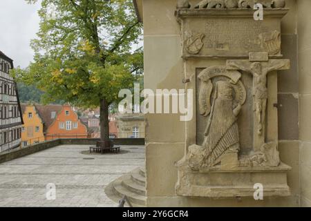 Vista delle case in legno, Epitah, Cross, St. Michael, St. Michael's Church, casa in legno, città vecchia, Kocher, valle di Kocher, Schwaebisch Hall Foto Stock