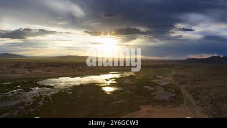 Vista aerea delle dune di sabbia Elsen Tasarhai (Bayan Gobi) e del lago al tramonto in Mongolia Foto Stock