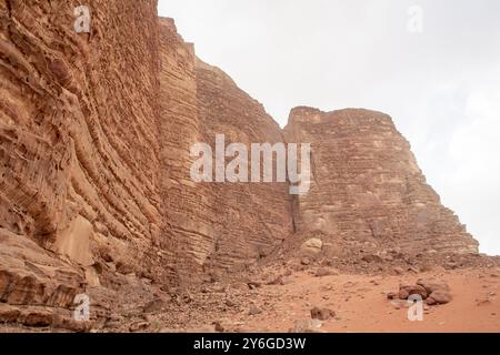 Vista sul monte Khazali a Wadi Rum. Viaggi e turismo in Giordania Foto Stock