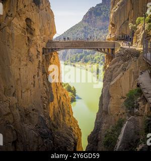 El Chorro, Spagna, aprile 2023: Vista sul ponte Caminito De Rey, Puente colgante, Europa Foto Stock