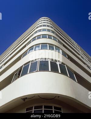 Embassy Court sul lungomare di Brighton - un blocco modernista di appartamenti dal 1934-5 by Wells Coates. Foto Stock