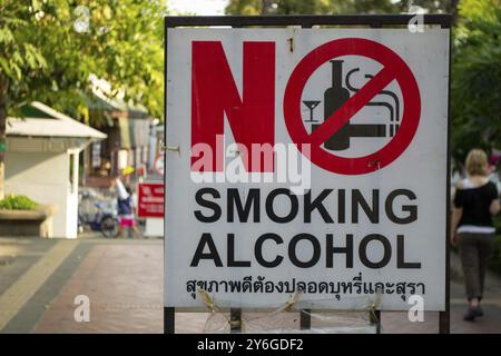Bagnkok, Thailandia, dicembre 2011: No Smoking no alcohol sign in the Streets of Bangkok, scritto in inglese e Thai languae. Segnale di avvertimento, Asia Foto Stock