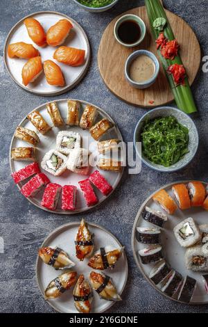 Piatti, sushi e panini. Cucina giapponese. vista dall'alto Foto Stock