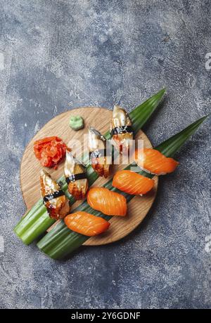 Cibo, sushi Sashimi su tavola di legno. Sfondo in pietra. Vista dall'alto Foto Stock