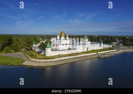 Vista aerea del famoso monastero di Ipatievskij (Ipatian) nell'antica città turistica di Kostroma, Russia, Europa Foto Stock