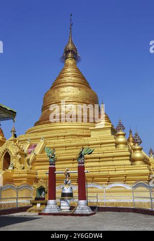 Il principale golden pagoda Kuthodaw nel tempio a Mandalay City, Myanmar (Birmania) Foto Stock