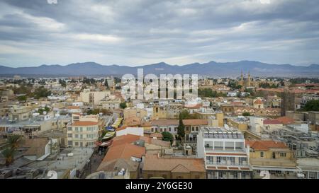Nicosia, il paesaggio urbano di Cipro e lo skyline della capitale divisa, con vista sul lato turco Foto Stock