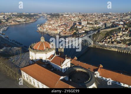 Vista aerea del Monastero di Serra do Pilar e del Ponte Dom Luis a Porto al mattino, Portogallo, Europa Foto Stock