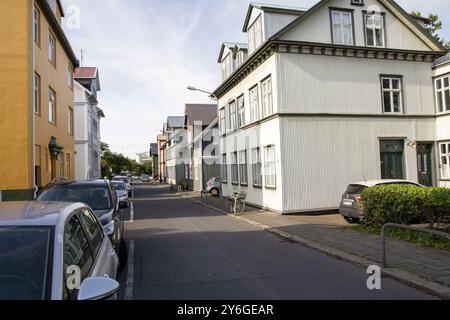 Reykjavik, Islanda, luglio 2019: Veduta sulle case storiche di Midstraeti, Reykjavik, Islanda, Europa Foto Stock