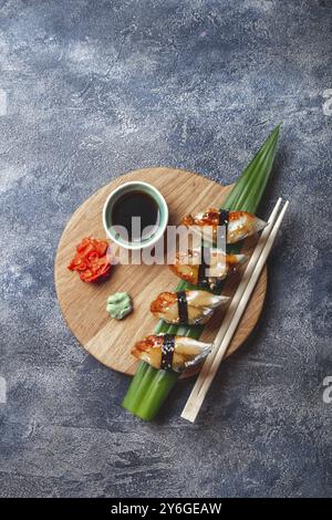 Cibo, cibo, sushi Sashimi su tavola di legno. Sfondo in pietra. Vista dall'alto Foto Stock