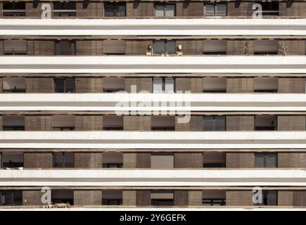 Arrecife, Lanzarote, marzo 2023: Vista su un edificio di appartamenti con balconi in legno Foto Stock