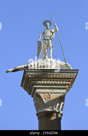 Saint Theodor statua su una colonna a Venezia in Piazza San Marco (Colonne di San Teodoro) Foto Stock