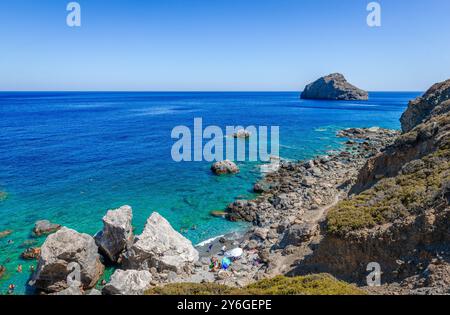 Agia Anna Beach, una piccola spiaggia rocciosa di spettacolare bellezza, famosa per le scene del film "il grande Blu" nell'isola di Amorgos, Cicladi, Grecia. Foto Stock