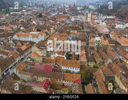 Vista aerea della città vecchia di Brasov con la Chiesa Nera e Piata Sfatului in autunno mattina, regione della Transilvania, Romania, Europa Foto Stock