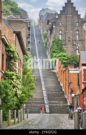 Liegi, Belgio, giugno 2021: Famous Montagne de Bueren Stairs a Liegi, Belgio. Scala a 374 gradini, Europa Foto Stock