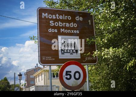 Sobrado dos Monxes, Spagna, 9 settembre 2023: Vista sul cartello stradale che indica il Monastero di Sobrado dos Monxes, Europa Foto Stock