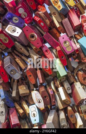 Chiusure d'amore colorate sul ponte di raccordo ad Alsterfleet, Amburgo, Germania, Europa Foto Stock