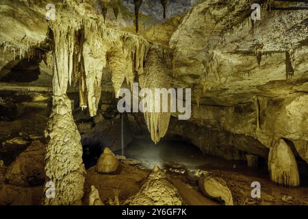 Bella grotta con stalattiti caverna sotterranea in luce magica Foto Stock