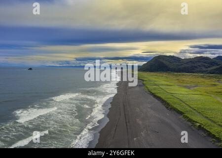 Spiaggia di Khalaktyrsky con sabbia nera sulla penisola di Kamchatka, Russia, oceano Pacifico, Europa Foto Stock