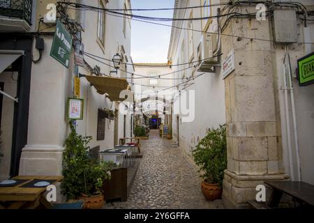 Faro, Portogallo, settembre 2022: Vista su una strada accogliente con ristoranti e bar nel centro storico di Faro, in Europa Foto Stock