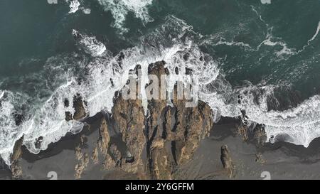 Vista aerea del drone sulla costa di arco Calan vicino a Constitucion, Cile, oceano Pacifico, vista dall'alto Foto Stock