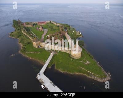 Vista aerea della fortezza di Oreshek sull'isola del fiume Neva vicino alla città di Shlisselburg, alla regione di Leningrado, alla Russia, all'Europa Foto Stock