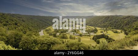 Vista panoramica sul fiume Frahan e Semois dal punto di vista Rochehaut, Bouillon, Vallonia, Belgio. Curva a ferro di cavallo. Provincia di Lussemburgo. Viaggio e tou Foto Stock