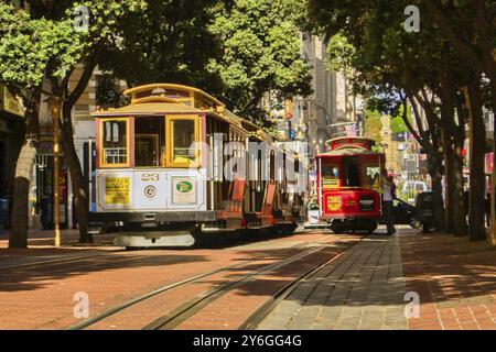 San Francisco, Stati Uniti, novembre 2013: Vista sulla strada dei binari storici della funivia a San Francisco, California, Stati Uniti, Nord America Foto Stock