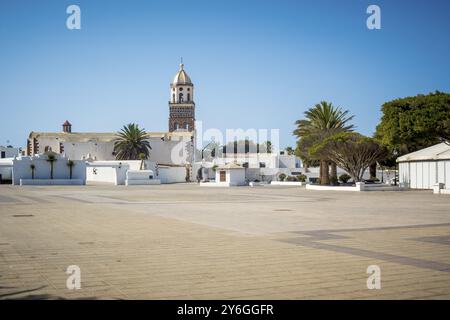 Teguise, Isole Canarie, Spagna, marzo 2023: Vista sulla piazza vuota del mercato di Teguise, un villaggio sulle Isole Canarie in Spagna, Europa Foto Stock