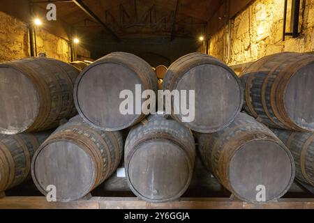 Botte ripiena di vino di Porto in una pila in una cantina di Porto Foto Stock