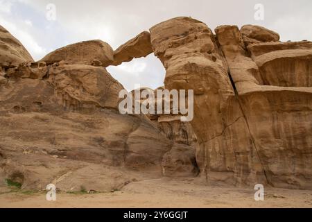 Vista sul ponte di roccia naturale di um Frouth nel deserto di Wadi Rum, in Giordania. Viaggi e turismo in Medio Oriente Foto Stock