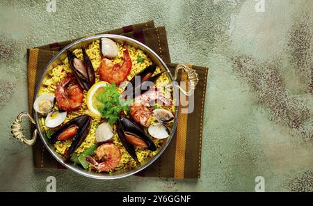 Cibo, paella, piatto tradizionale spagnolo, paella di pesce, vista dall'alto, fatti in casa, niente persone Foto Stock