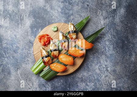 Cibo, sushi Sashimi su tavola di legno. Sfondo in pietra. Vista dall'alto Foto Stock