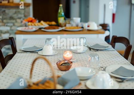 Tavolo colazione in un bed and breakfast di montagna nelle Alpi italiane. Foto Stock