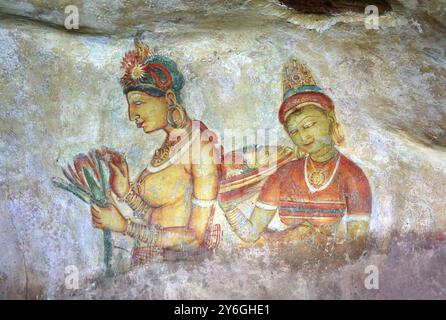 SIGIRIYA, SRI LANKA, 20 MARZO 2015: Sigiriya Maiiden, affreschi del V secolo presso l'antica fortezza rocciosa di Sigiriya nello Sri Lanka Foto Stock