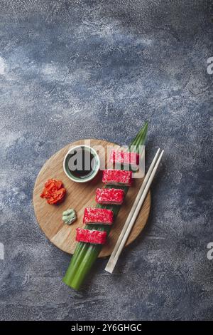 Cibo, sushi Sashimi su tavola di legno. Sfondo in pietra. Vista dall'alto Foto Stock