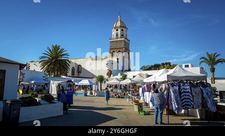 Teguise, Lanzarote, Spagna, marzo 2023: Veduta sul mercato domenicale del villaggio di Teguise a Lanzarote, Spagna, Europa Foto Stock