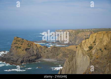 Vista sulla spettacolare costa occidentale, la Costa Vicentina, dell'Algarve in Portogallo, posizione: Arrifana Foto Stock