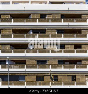 Arrecife, Lanzarote, marzo 2023: Vista su un edificio di appartamenti con balconi in legno Foto Stock