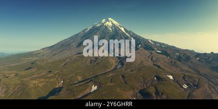 Panorama aereo del vulcano Koryaksky sulla penisola di Kamchatka, Russia, Europa Foto Stock