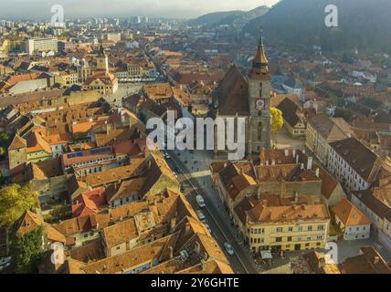 Vista aerea della città vecchia di Brasov con Chiesa Nera e Piata Sfatului in autunno, regione della Transilvania, Romania, Europa Foto Stock