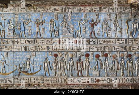 Geroglifica sculture e dipinti sulle pareti interne di un antico tempio egizio in Dendera Foto Stock