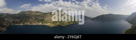 Ampia vista panoramica aerea della baia di Cattaro (Boka Kotorska) in Montenegro Foto Stock